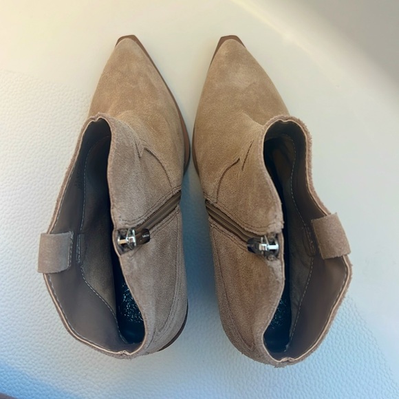 Vince Camuto Women’s Gredile Suede Pointed Toe Boots, Tortilla/Tan, size 7.5 - Picture 5 of 7